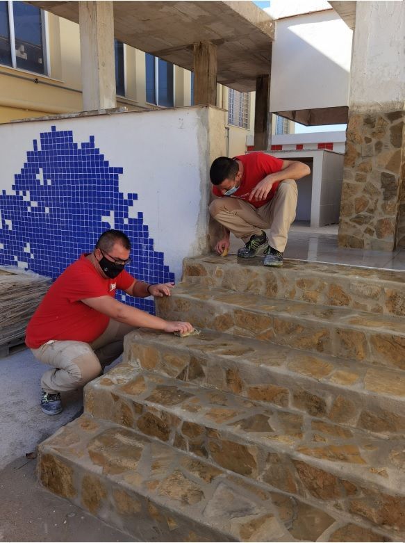  Estem impartint la Unitat Formativa UF0305: "Execució de murs de paredat", del Mòdul formatiu MF0143_2: "Obres de Fàbrica Vista". En ell estem aprenent el replanteig i execució de la col·locació de pedra natural. Encara que la complicació està en la col·locació, la rejuntada és el més delicat. 