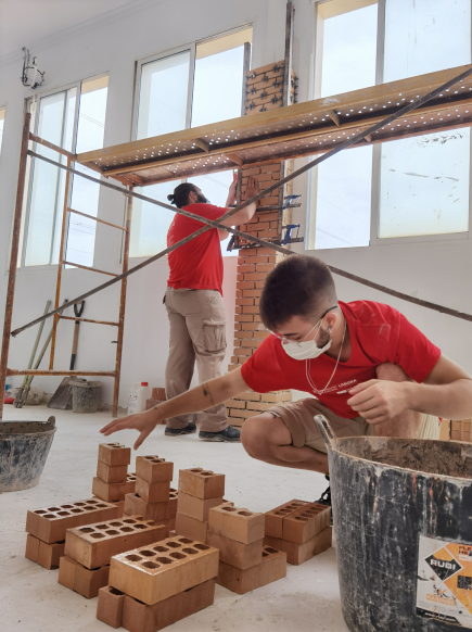 Decoració de les aules de la Nau II mitjançant rajola cara vista. 