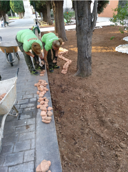   Adequació i restauració de les parcel·les del cementeri. Col·locació de pedra cantell roig teula.        