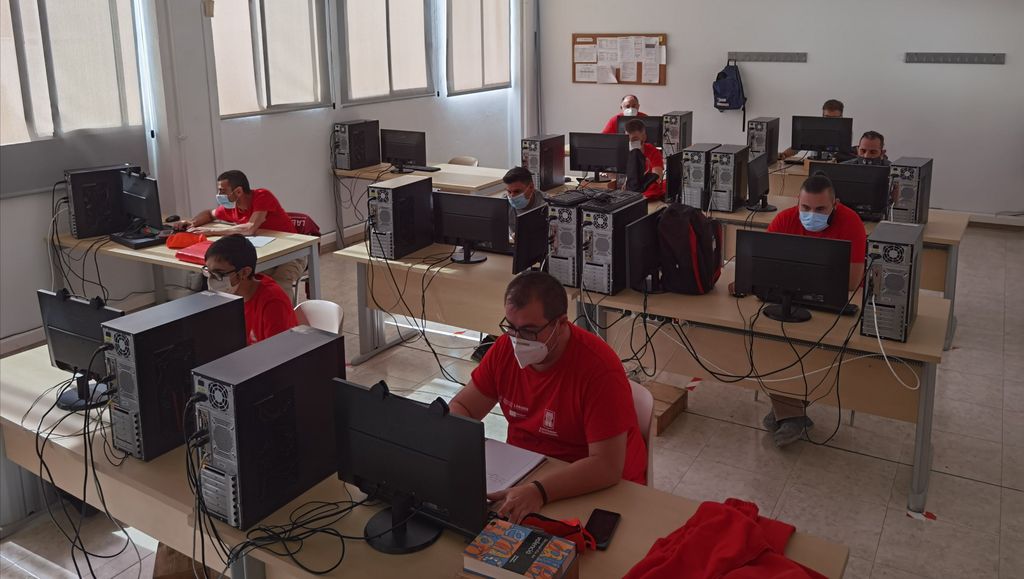       Els alumnes/treballadors d'Obra de paleta han iniciat la formació complementària de “Alfabetització informàtica”. Aquest curs els permetrà conéixer eines d'ofimàtica per a la creació de pressupostos, mesuraments i diferents documents relacionats amb l'execució d'una obra. A més, els servirà per a promocionar-se en les xarxes socials i la cerca activa d'ocupació.