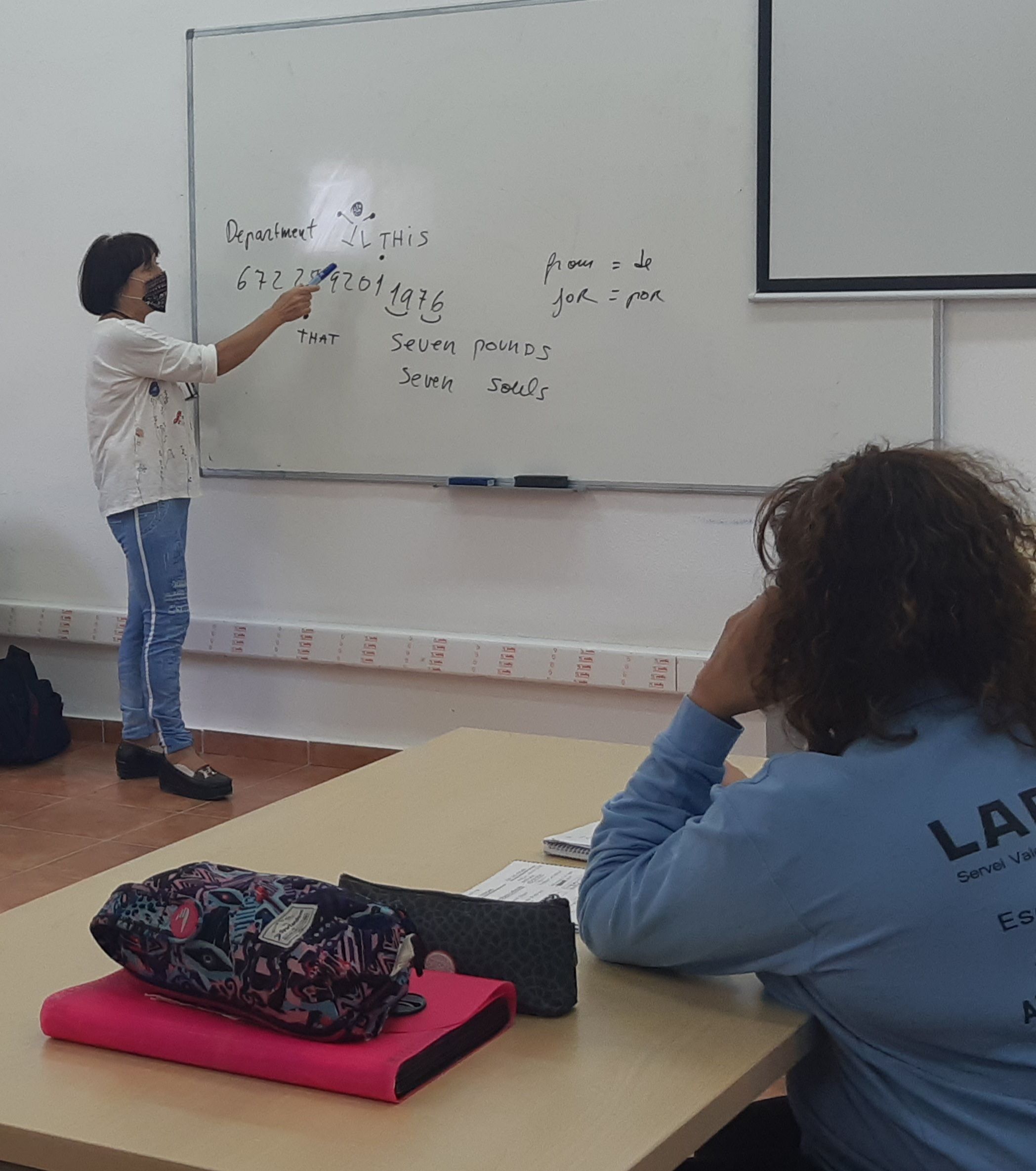 El Mòdul de "Llengua estrangera professional per a la gestió administrativa en la relació amb el client", ha començat aquesta setmana. Amb les seues 90 hores de durada, completarà la formació de l'alumnat en l'àrea administrativa-comercial. Mitjançant aquest mòdul s'adquiriran les competències bàsiques necessàries per a comunicar-se en anglès en les activitats de gestió administrativa.