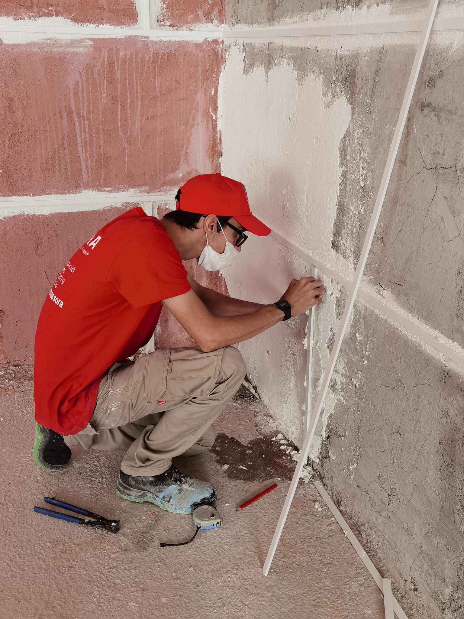       Realitzant treballats d'obra de paleta que milloren les habilitats i destreses de l'alumnat/treballador del certificat d'Obra de paleta.