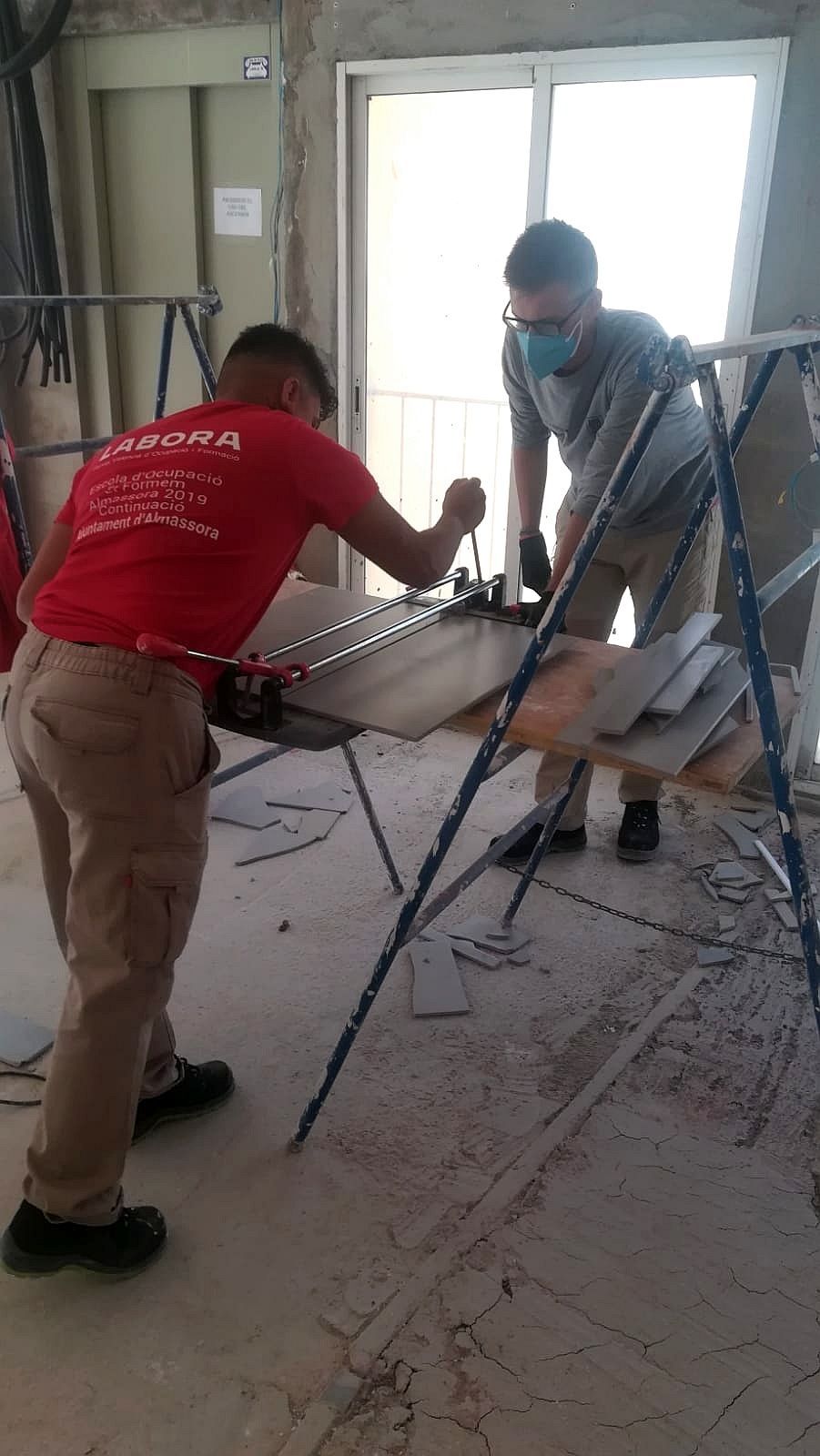 Realitzant-se pràctiques de tall manual de porcellànic i gres amb màquina de rubí.