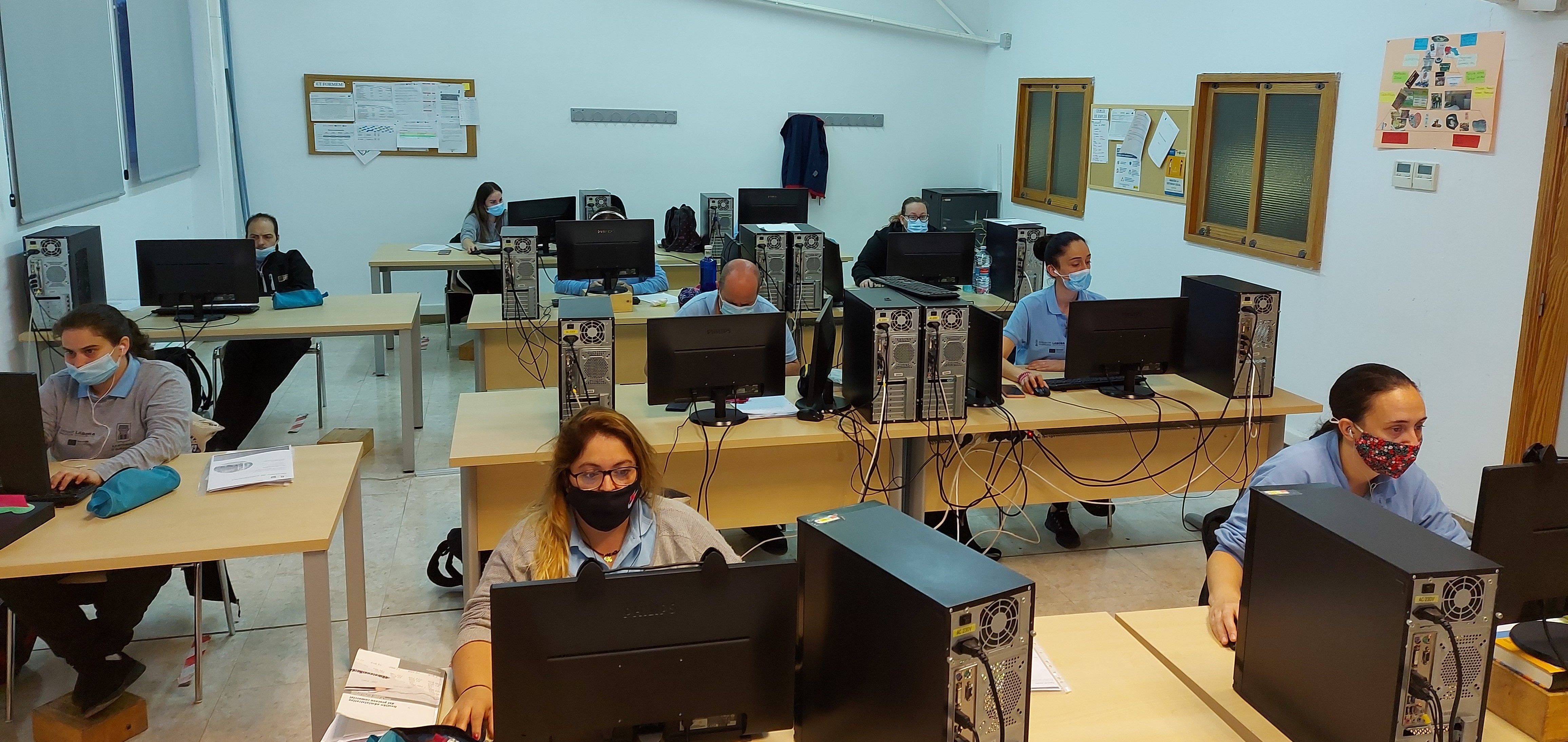 La cerca d'informació a través d'Internet constitueix una eina fonamental, que desperta la curiositat i l'interés per l'aprenentatge, de l'alumnat/treballador de l'especialitat d'Administració.