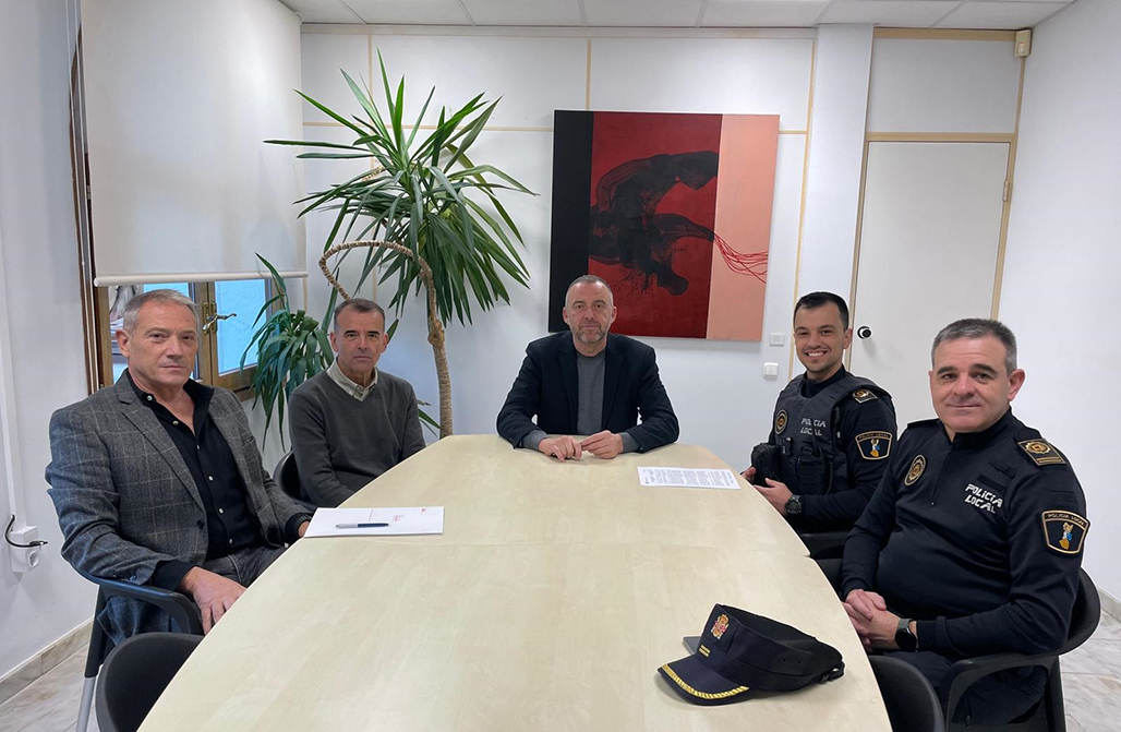 Raúl Hernández Lendínez ha pres possessió del seu lloc com a funcionari de carrera ‘Agent de la Policia Local’.