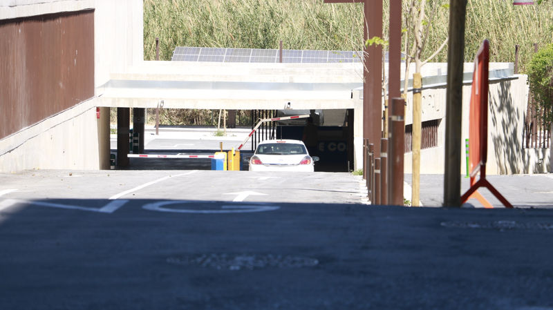 primeros coches parking barrera.JPG