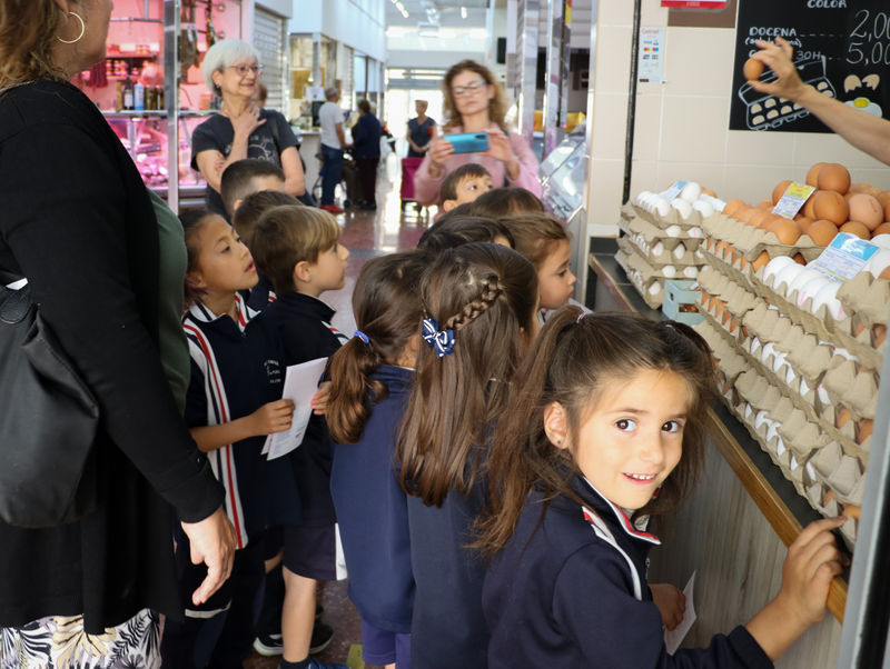 Niños mercado huevos y Concejala.jpg