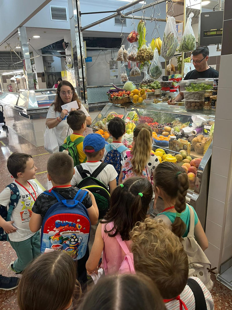 Niños puesto fruta.jpeg