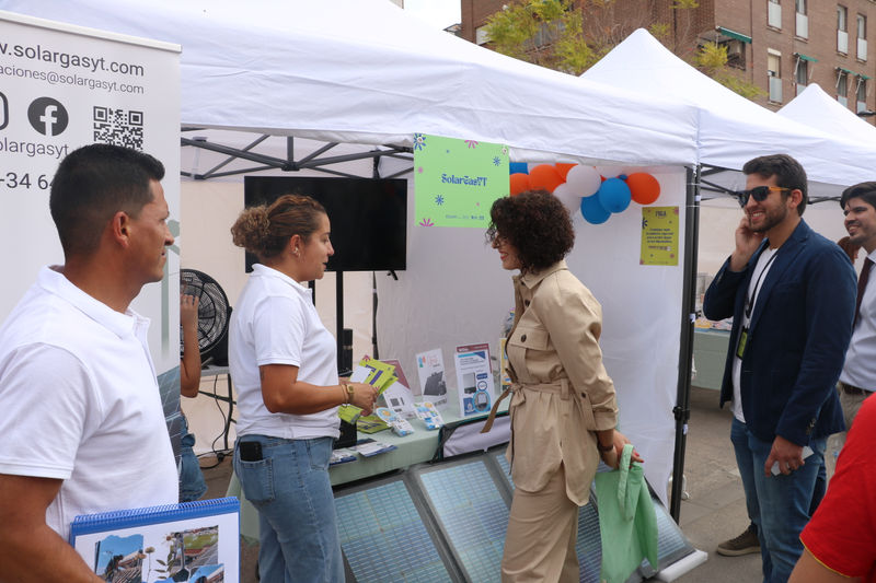 cristina mora con comercio solar.JPG