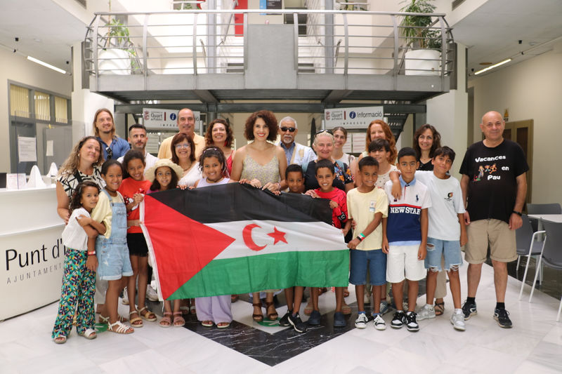 foto grupo niños saharauis con padres acogida.JPG