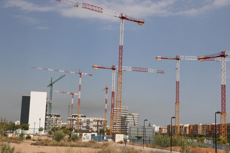 PG grúas y edificios construcción.JPG