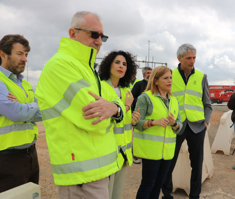 La alcaldesa de Quart de Poblet, Cristina Mora, junto a la delegada del Gobierno en la Comunitat, Pilar Bernabé, en la visita a las obras en la A-7.JPG