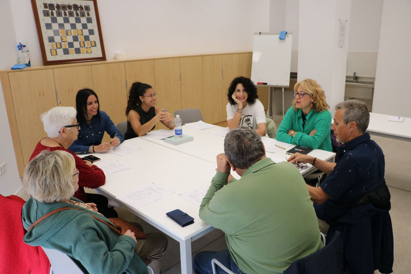 La alcaldesa, Cristina Mora, en la reunión con la Junta Directiva Municipal de Personas Mayores de Quart de Poblet.JPG