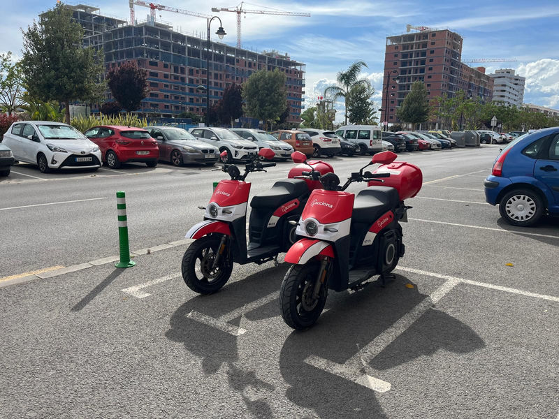 Las motos eléctricas es una forma de transporte alternativo que ayuda a fomentar la movilidad sostenible.jpeg