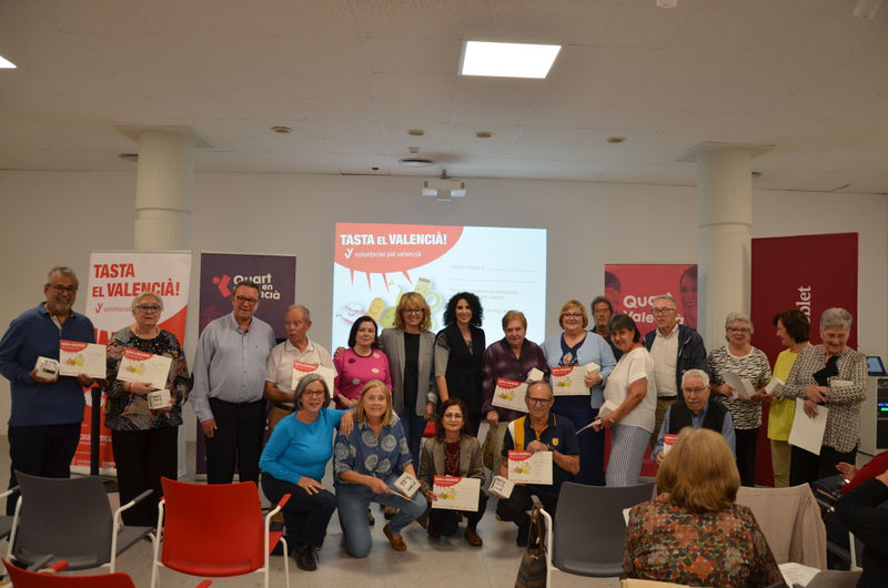 La alcaldesa, Cristina Mora, con algunos de los participantes de la octava edición del programa Voluntariat pel Valencià.JPG