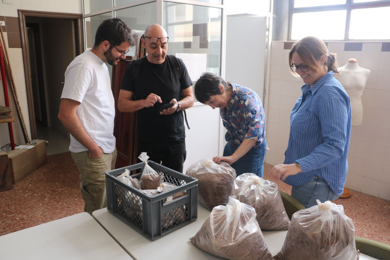 Expertos de la Universidad de Granada y arqueólogos, junto a la concejala de Patrimonio, en el proceso de retirada de muestras para analizar.JPG