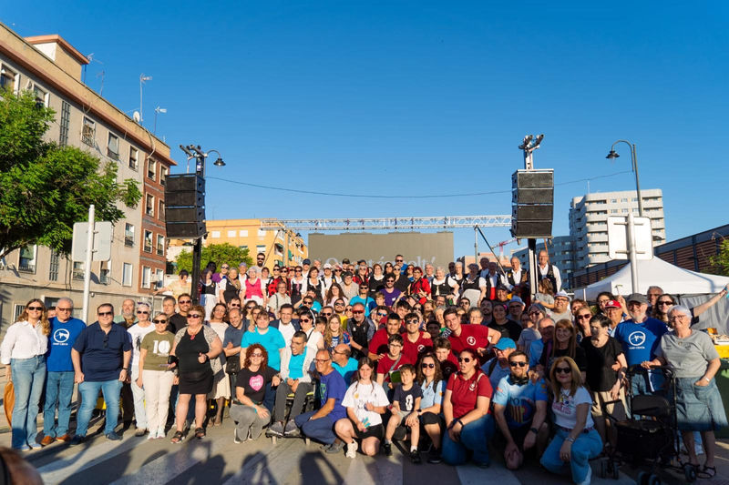 Foto de grupo de todos los miembros de las asociaciones que participaron en la Fira d'Associacions durante el fin de semana.jpeg