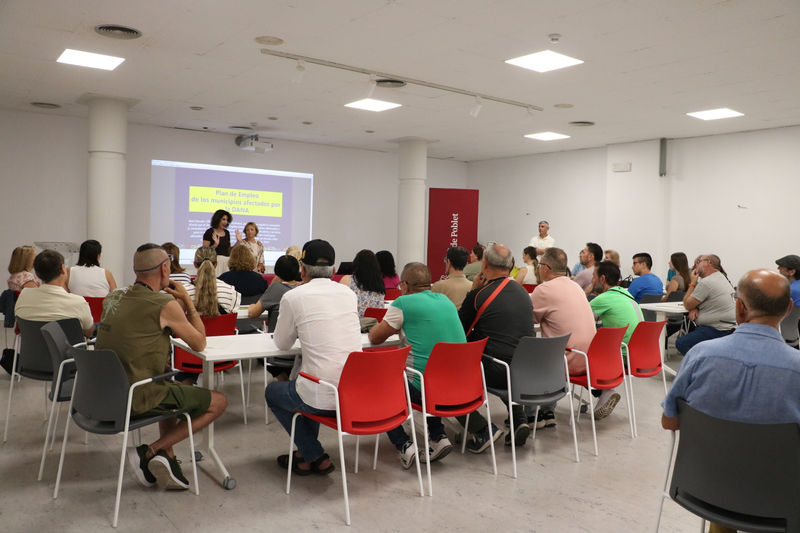 La alcaldesa, Cristina Mora, en la recepción de los 37 nuevos trabajadores que se incorporan al Plan de Empleo DANA en Quart de Poblet.JPG