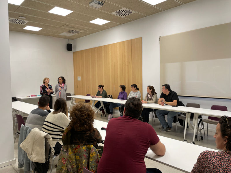 La participación de padres y madres en los grupos de crianza, teatros, tertulias, talleres y charlas crece año tras año en Quart de Poblet. En la imagen, la concejala de Educación, Consue Campos.JPG