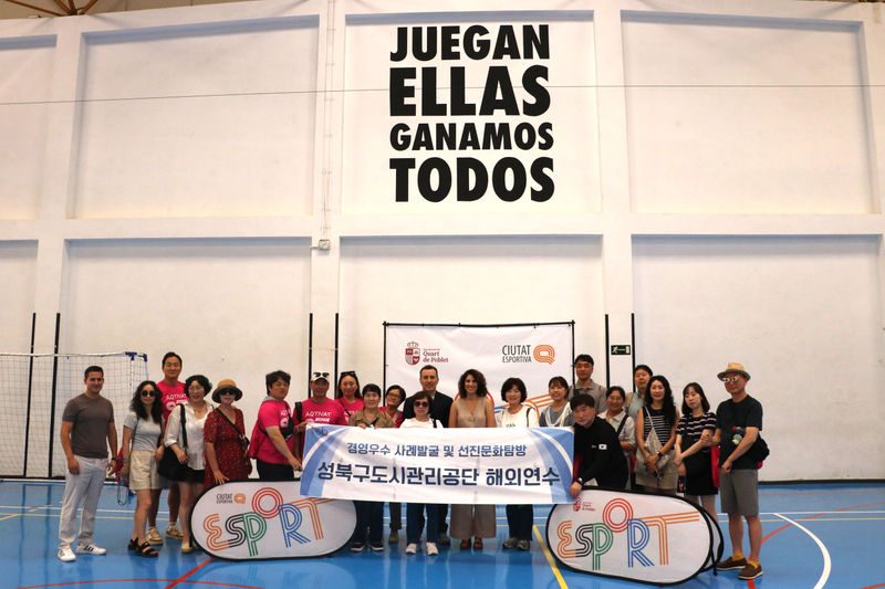 Foto de grupo con Cristina Mora y Juanjo Susín junto a la delegación surcoreana en el Polideportivo municipal.JPG