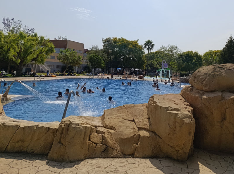 Durante la última semana del curso escolar el acceso a la piscina de verano para los colegios de Quart de Poblet ha sido gratuito.jpeg