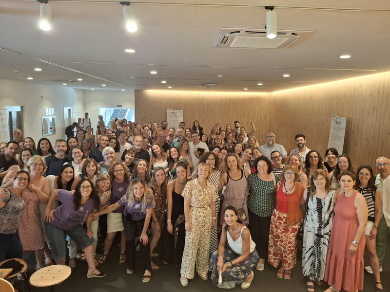 Foto grupal al finalizar la jornada  sobre transformación neuroeducativa en el aula.jpeg