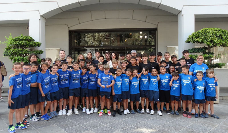 Recepción y homenaje a los y las deportistas de la UD Quart de Poblet.jpg