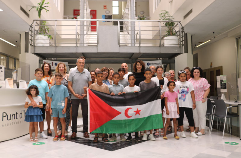 Foto grupal de los menores y sus familias de acogida tras la recepción en el Ayuntamiento de Quart de Poblet.JPG