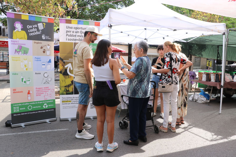 Se ha desplegado una campaña informativa a pie de calle sobre el cambio de contenedores en Quart de Poblet (1).JPG