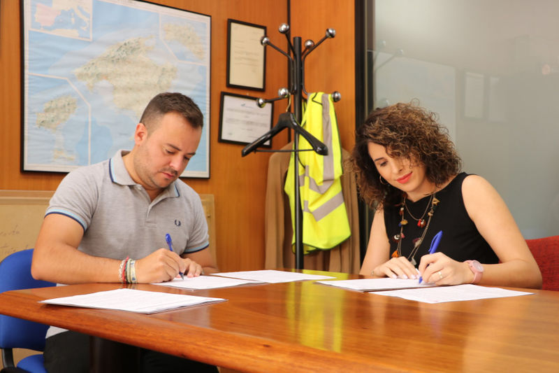 La alcaldesa Cristina Mora y el gerente de FCC Equal durante la firma del convenio.JPG