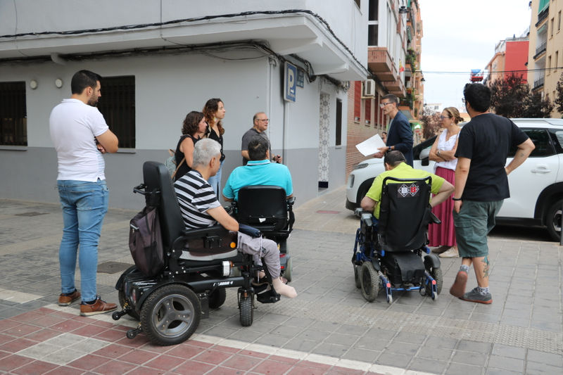 Las calles mostraban barreras arquitectónicas para el paso urbano.JPG