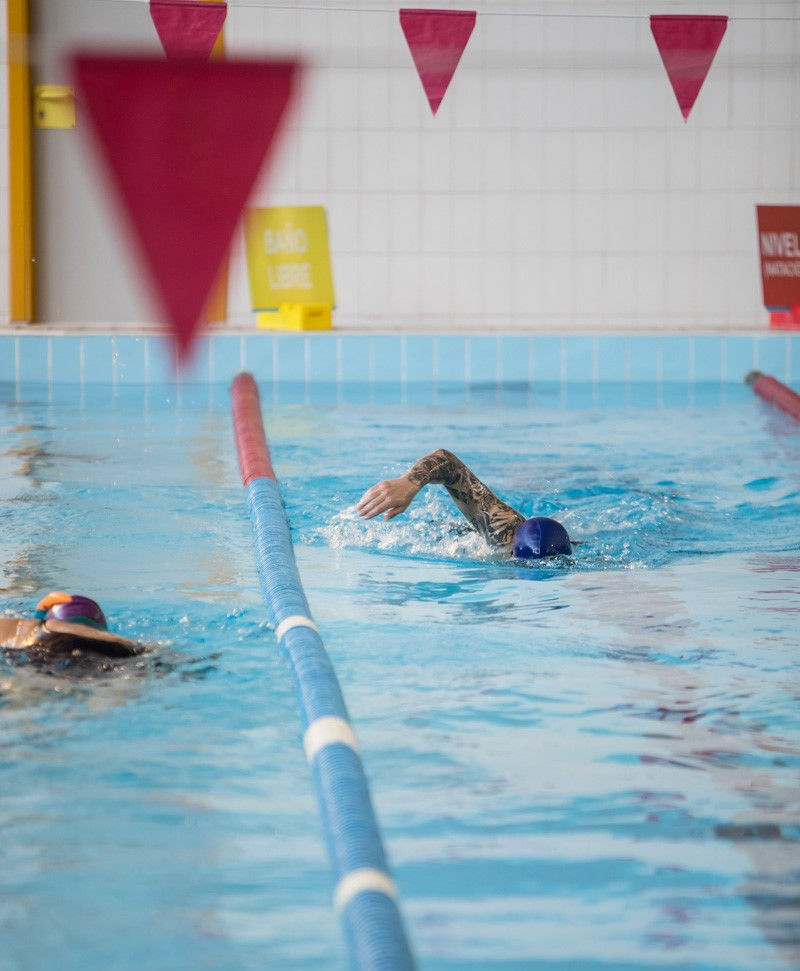 Imagen de dos nadadores en las instalaciones municipales de Quart de Poblet.jpg