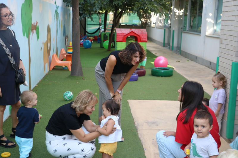 La alcaldesa Cristina Mora, y la concejala de Educación Consue Campos, durante la visita a la Escuela Municipal Infantil.JPG