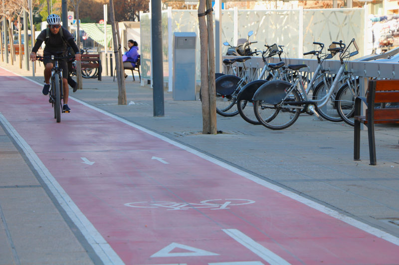 Un usuario del carril bici en Quart de Poblet.JPG