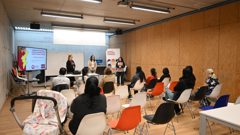 La coordinadora de AESCO, durante la primera clase de formación en Quart Jove.JPG